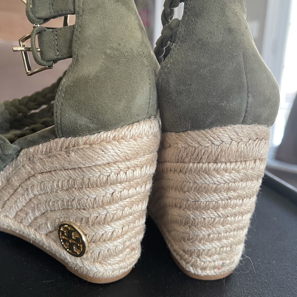The color is more of an olive green,Never worn.